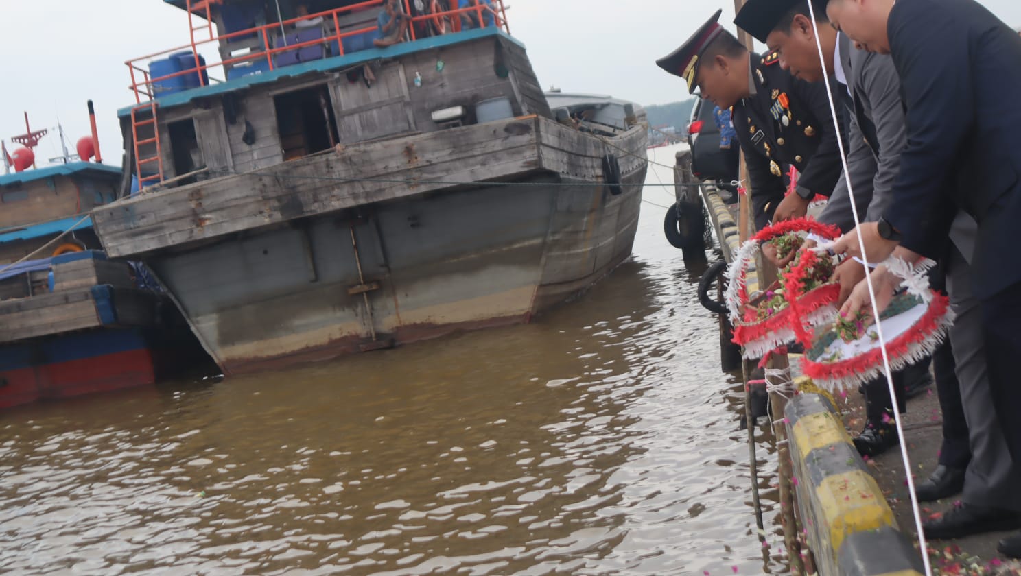 Kapolres Tanjab Barat Pimpin Upacara Pelarungan Bunga di Hari Pahlawan